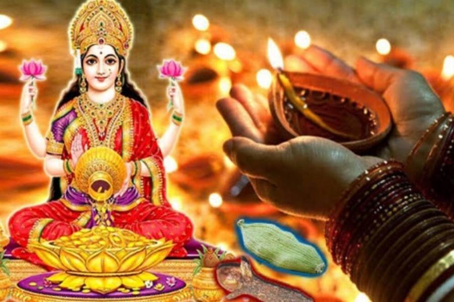 প্রাচীন কাল থেকেই হিন্দু ধর্মে প্রচলিত বিশ্বাস— ঘর সর্বদা পরিষ্কার-পরিচ্ছন্ন রাখা উচিত। এতে নাকি মা লক্ষ্মী গৃহে বসত করেন। তাই এই লক্ষ্মী পুজোর আগেই ঘরদোর ভাল করে সাফ করুন। 