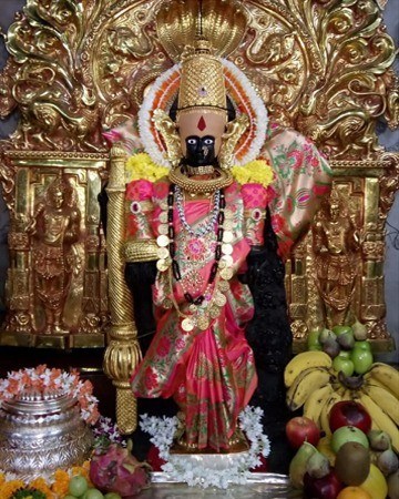 দীর্ঘ তপস্যার ফলে একসময় কোলাসুরের মধ্যে পরিবর্তন আসে। দেবতাদের প্রতি বিদ্বেষ ত্যাগ করে তিনি দেবী মহালক্ষ্মীর আরাধনায় মনোনিবেশ করেন। কিন্তু তাঁর চার পুত্রের চরিত্র ছিল সম্পূর্ণ বিপরীত। কোলাসুর বৃদ্ধ হয়ে পড়তেই প্রজাদের উপর অত্যাচার শুরু করে তারা।