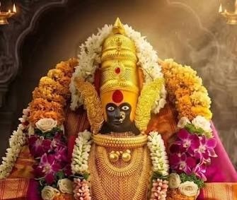 অষ্টাদশভুজা মহালক্ষ্মীর আবির্ভাব: একশো বছর অতিবাহিত হলে সিংহের পৃষ্ঠে আরোহণ করে ফের আবির্ভূতা হন দেবী মহালক্ষ্মী। তবে এ বার তাঁর রূপ আর সৌম্য গৃহলক্ষ্মীর নয়। এ বার তিনি দুর্জয় শক্তির প্রতীক, অষ্টাদশভুজা এক যোদ্ধাদেবী। দেবীর আঠারো হাতে শোভা পাচ্ছিল বিভিন্ন অস্ত্র ও সামগ্রী—কমণ্ডলু, পানপাত্র, ধনু, খেটক, পট্টিশ, শক্তি, পাশ, ঘণ্টা, শঙ্খ, পরশু, ত্রিশূল, চক্র, গদা, বজ্র, খড়্গ, শূল, পদ্ম ও অক্ষমালা। তাঁর এই বহুভুজা রূপ যেন একই সঙ্গে সৃষ্টি, সংহার, রক্ষা ও ন্যায়প্রতিষ্ঠার বহুমাত্রিক শক্তির প্রতীক।