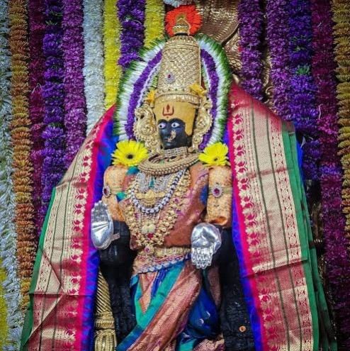 ভয়ংকর যুদ্ধের পর দেবী কোলাসুরকে পরাজিত করেন। কথিত আছে, মৃত্যুর আগে কোলাসুর দেবীর কাছে প্রার্থনা করেন, তাঁর নাম যেন এই ক্ষেত্রের সঙ্গে চিরকাল যুক্ত থাকে। দেবী সেই প্রার্থনা মঞ্জুর করেন। কোলাসুরের নামানুসারেই স্থানটির নাম হয় কোলাপুর। 