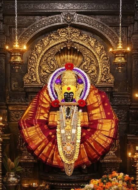 পীঠমাহাত্ম্যের বর্ণনায় দেবী এখানে উদীয়মান সূর্যের মতো উজ্জ্বল, ত্রিনয়না, চতুর্ভুজা এবং বিবিধ অলংকারে ভূষিতা। তাঁর মস্তকে শোভা পায় নাগ। চার হাতে রয়েছে রক্তপাত্র, গদা, শ্রীফল ও খেটক।