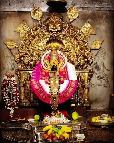 কোলাপুরের অধিষ্ঠাত্রী দেবী মহালক্ষ্মী তাই কেবল ধনসম্পদ ও সৌভাগ্যের পরিচিত দেবী নন। তিনি শক্তি, সাহস এবং অশুভের বিরুদ্ধে প্রতিরোধেরও প্রতীক। তাঁর এই রূপ মনে করিয়ে দেয়, দেবীর সৌম্য সত্তা যেমন আশ্রয় ও কল্যাণের প্রতিশ্রুতি বহন করে, তেমনই তাঁর ভয়ংকরী রূপ অন্যায় ও অধর্মের বিনাশে দৃঢ়প্রতিজ্ঞ। (এই প্রতিবেদনটি ‘আনন্দ উৎসব’ ফিচারের একটি অংশ।) 
