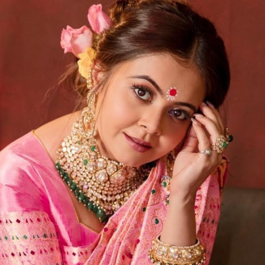 এই যেমন ধরুন বাঙালি অভিনেত্রী দেবলীনা বিয়ে করেছেন শাহনওয়াজ় শেখকে। ভিনধর্মের হলেও তিনিও যেমন মিশে গিয়েছেন দুর্গাপুজোর আনন্দে, অন্য দিকে স্ত্রী দেবলীনাও উদ্‌যাপন করেছেন তাঁর প্রথম ইদ। 