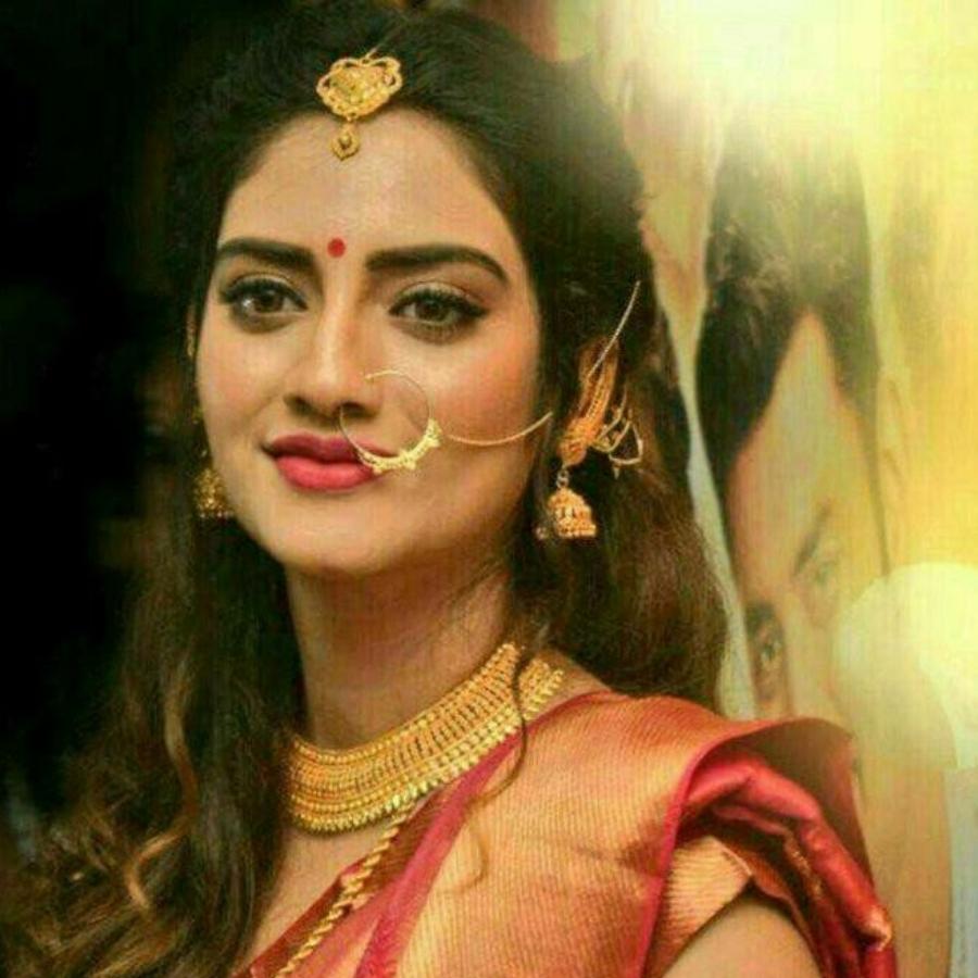 টলিউডের অন্দরমহলেও এই চিত্র নতুন নয়। লাল শাড়ি পরে সিঁথি রাঙিয়ে বরাবরই বিভিন্ন অনুষ্ঠানে নজর কেড়েছেন অভিনেত্রী নুসরত জাহান। আদ্যোপান্ত বাঙালি সাজেই মেতে উঠেছেন সিঁদুরখেলায়। 