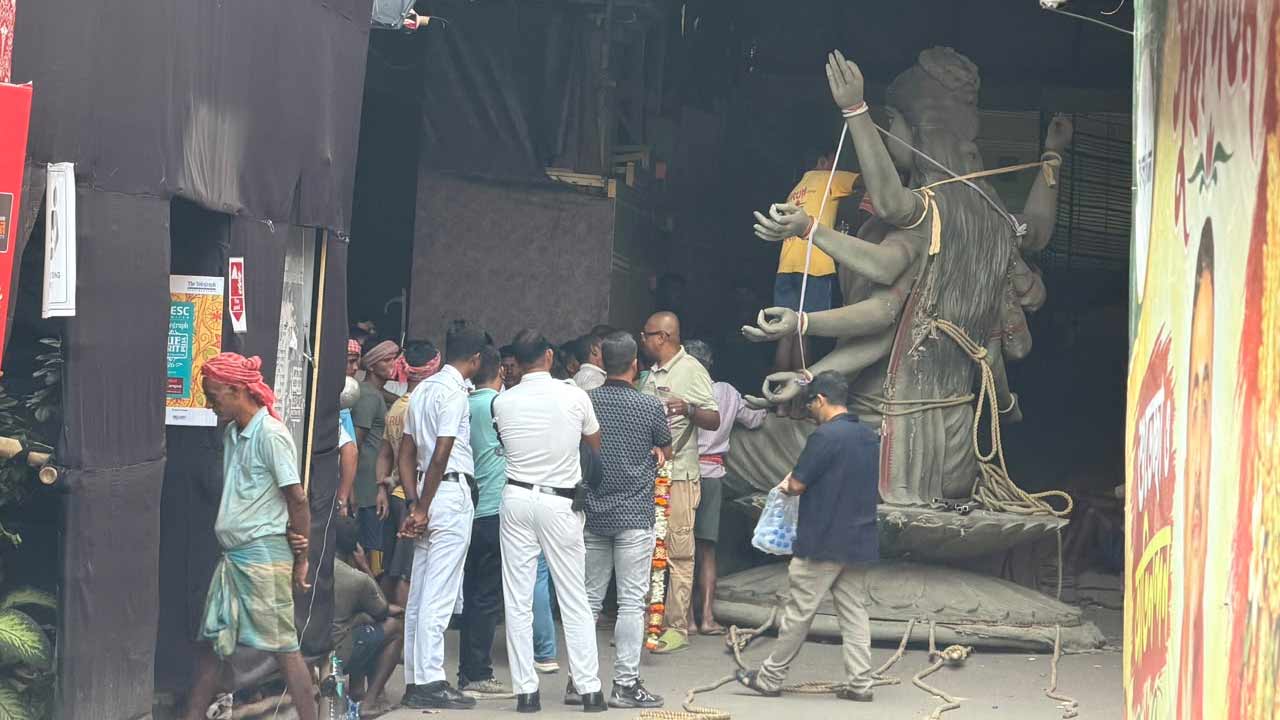 প্রতিমা বার করার আয়োজন।
