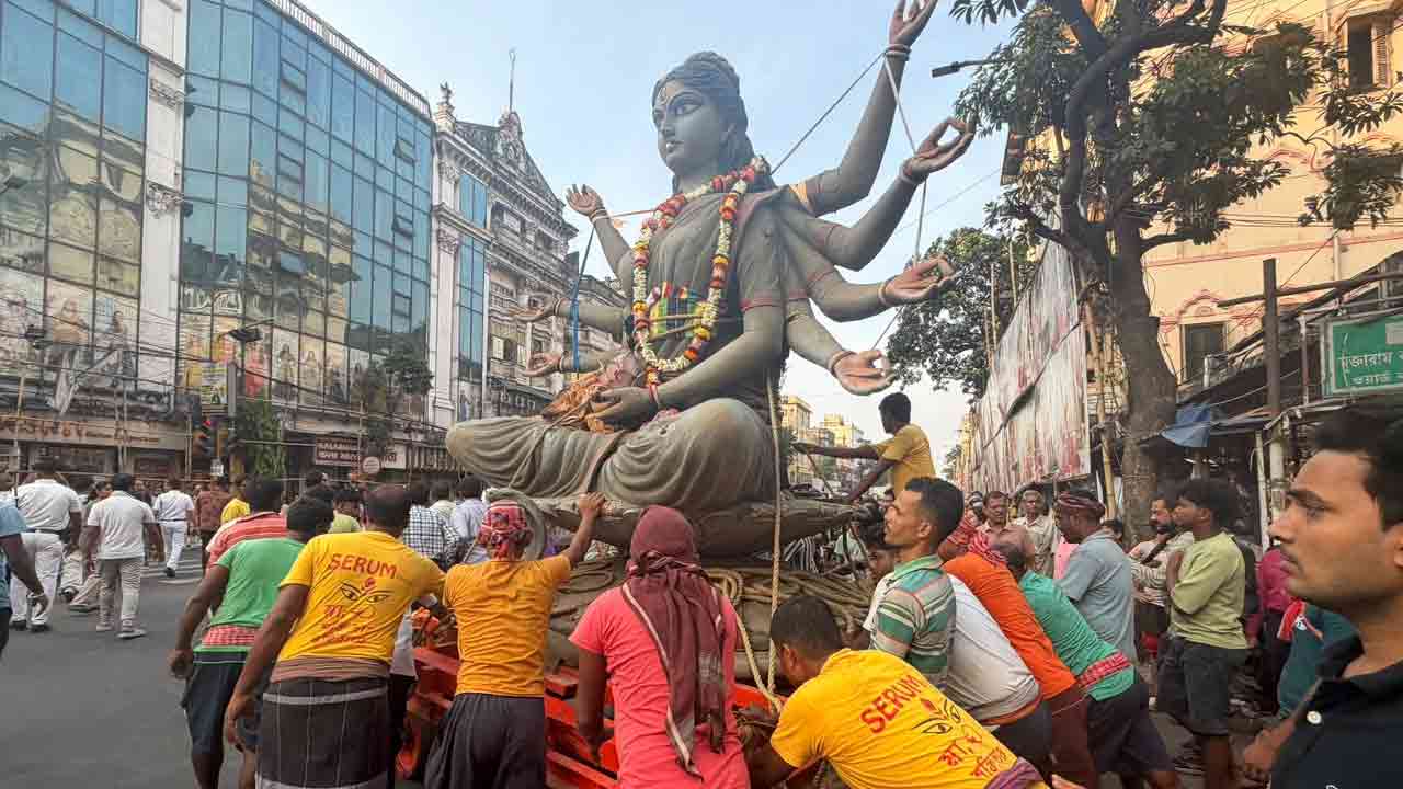 সেন্ট্রাল অ্যাভিনিউয়ে। লোহার কার্টে নিয়ে যাওয়া হচ্ছে প্রতিমা।
