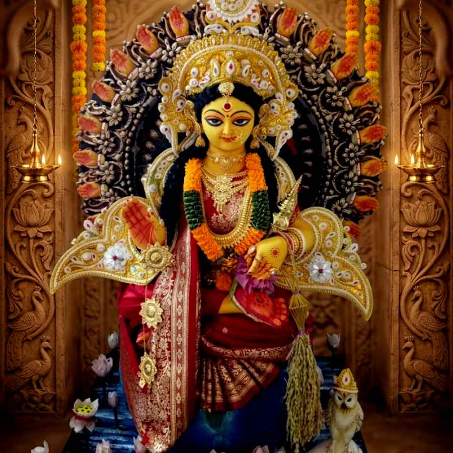 ভারতে লক্ষ্মীপুজোর ইতিহাস বহু প্রাচীন। সৌভাগ্য, সমৃদ্ধি আর ধনসম্পদের দেবী হিসেবে লক্ষ্মীর আরাধনা হয়ে আসছে সেই প্রাচীন কাল থেকে। আশ্বিনের কোজাগরী পূর্ণিমায় লক্ষ্মীপুজোর ঐতিহ্য বাঙালির নিজস্ব সম্পদ। তবে কালীপুজোর সময়েও লক্ষ্মীর আরাধনা হয় কোনও কোনও বাঙালি বাড়িতে। লক্ষ্মীপুজোর ধরন বাঙালি বাড়িতে যেমন, দেশের অন্যান্য রাজ্যে ঠিক তেমন নয়। পুজোর আচার-অনুষ্ঠান, রীতি খানিক আলাদা। ভিন্রাজ্যে মূলত কার্তিক মাসের অমাবস্যাতিথিতে দীপাবলির সন্ধ্যায় গণেশ ও লক্ষ্মীর পুজো একসঙ্গে করার রেওয়াজ রয়েছে। আবার দেশের কিছু অংশে ভিন্ন তিথিতেও দেবীর আরাধনা করা হয়। পশ্চিমবঙ্গের বিভিন্ন প্রান্তেও লক্ষ্মীপুজোর ধরনে কিছু পার্থক্য আছে। সেখানে আঞ্চলিকতার প্রভাব বড় স্পষ্ট। কোথাও দেবী লক্ষ্মী ধানের শিষের প্রতীকে শস্যের দেবী হিসেবে পূজিতা হন, আবার কোথাও ঘটের বদলে পটচিত্রে দেবীর রূপ ফুটিয়ে তুলে আরাধনা করা হয়।