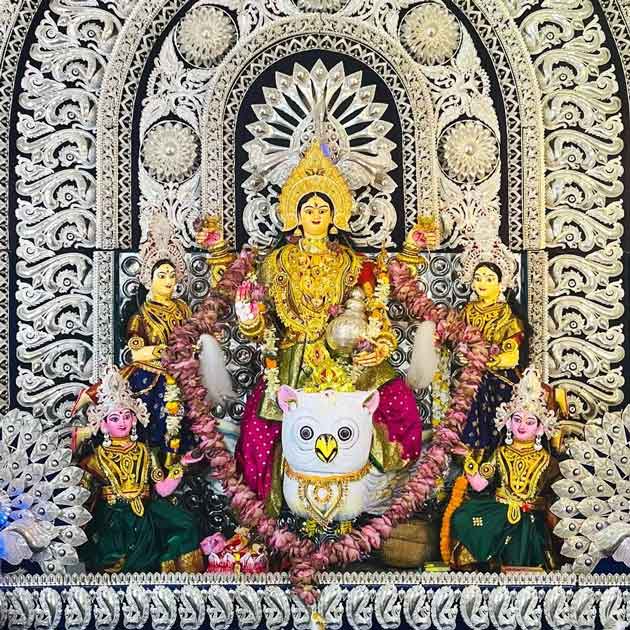 ওড়িশায় প্রধানত দু’টি ভিন্ন সময়ে ও রূপে দেবী লক্ষ্মীর আরাধনা করা হয়। একটি হয় আশ্বিন মাসের পূর্ণিমাতিথিতে যা ‘গজলক্ষ্মীপুজো’ হিসেবে সমাদৃত। অন্যটি অগ্রহায়ণ মাসে, যা স্থানীয়দের কাছে ‘মাণবসা গুরুবার’ নামে প্রচলিত।