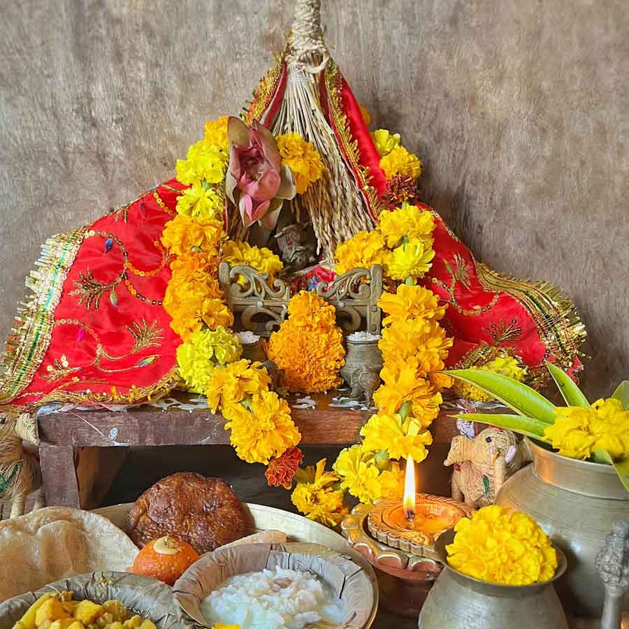 মাণবসাপুজো অগ্রহায়ণ মাসে প্রতি বৃহস্পতিবার পালিত হয়। পুজোর মূল আকর্ষণ হল বাঁশের তৈরি এক ধরনের পরিমাপক পাত্র। প্রাচীন কালে ওড়িশায় দাঁড়িপাল্লার বদলে বাঁশ বা বেতের তৈরি এক ধরনের পাত্র দিয়ে ধান মাপা হত, যাকে স্থানীয় ভাষায় ‘মাণ’ বলা হত। সেখান থেকেই এই নামকরণ। এই উৎসবে নতুন আমন ধানের শিষ ও শস্যে সেই 'মাণ' বা পাত্রটিকে কানায় কানায় পূর্ণ করে লক্ষ্মী রূপে পুজো করা হয়। ‘মাণবসা’ কৃষিজীবী সমাজের প্রাচুর্যের প্রতীক।