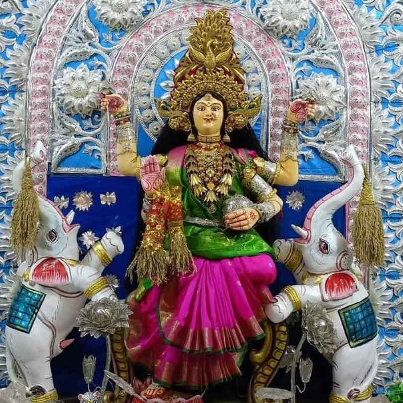 আশ্বিন মাসের পূর্ণিমাতিথিতে যে লক্ষ্মীপুজো হয় ওড়িশায় তার আচার ভিন্ন। এই পূর্ণিমাকে আবার কুমার পূর্ণিমা বলা হয় ওড়িয়া পঞ্জিকায়। অবিবাহিত ছেলেমেয়েরা এই পুজোয় যোগ দেন। দেবী লক্ষ্মীকে ঐশ্বর্যের প্রতীক হিসেবে পুজো করা হয় গজলক্ষ্মী রূপে। পদ্মাসনে উপবিষ্ট দেবী দু’পাশে দু’টি হাতি (গজ) পরিবেষ্টিত হয়ে থাকেন। সেই রূপেরই পুজো করা হয়। পশ্চিমবঙ্গে দুর্গাপুজোর মতোই ওড়িশার নানা জায়গায় গজলক্ষ্মীপুজো জাঁকজমকের সঙ্গেই পালিত হয়। ঢেঙ্কানাল ও কেন্দ্রাপড়ায় উৎসব আবার ৭ থেকে ১১ দিন ধরে চলে।