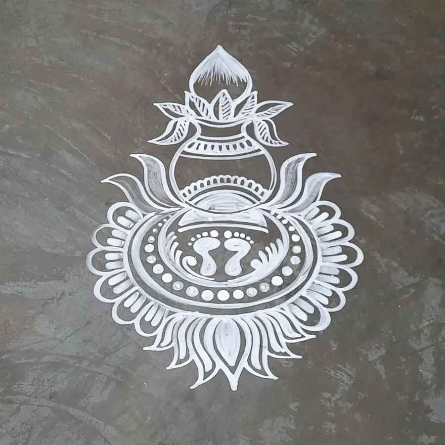 ওড়িশার লক্ষ্মীপুজোয় চালের গুঁড়ো দিয়ে যে আলপনা আঁকা হয়, তার নাম ‘ঝোটি চিতা’। দরজার চৌকাঠ থেকে পুজোর আসন পর্যন্ত মা লক্ষ্মীর ছোট ছোট পায়ের ছাপ এবং পদ্মফুলের আলপনা আঁকা হয়। দেবীকে নিবেদন করা হয় নানা রকম পিঠে। মন্ডা পিঠা, কাকরা পিঠা, আরিশা পিঠা, পোড়া পিঠা, পেঁয়াজ-রসুন ছাড়া তৈরি দহি পাখাল ও ডালমাও দেবীর ভোগের থালায় সাজিয়ে দেওয়া হয়।