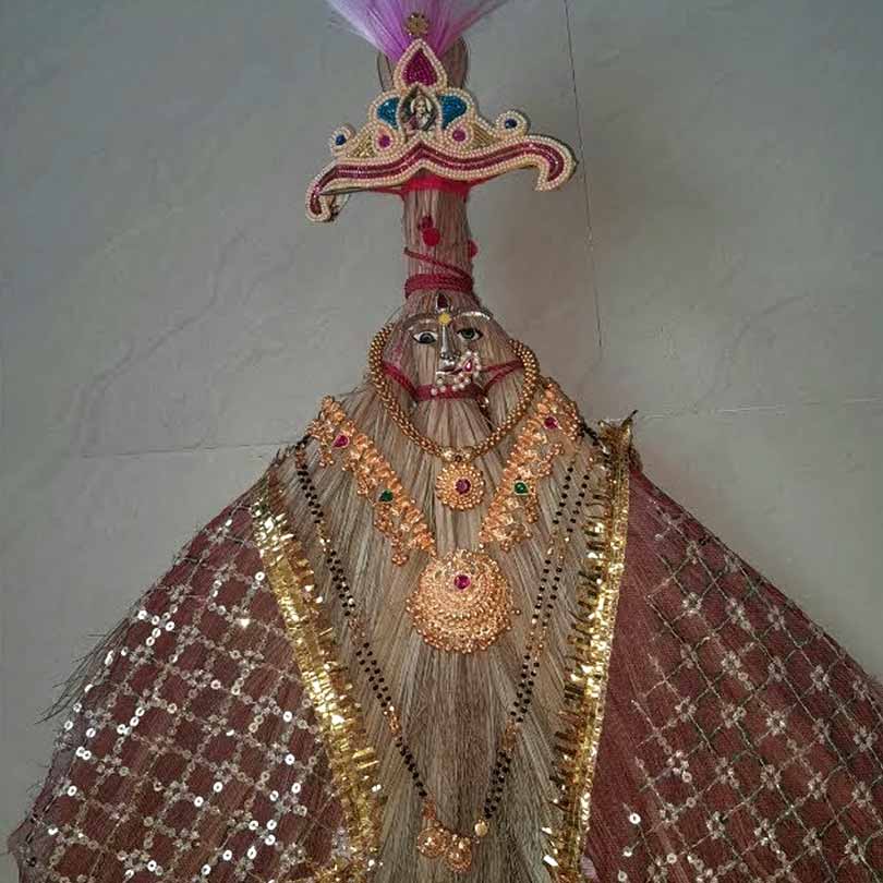 মহারাষ্ট্রে লক্ষ্মীপুজো মূলত 'লক্ষ্মী পূজন' নামে পরিচিত। দীপাবলির তৃতীয় দিনে (আশ্বিন/কার্তিক অমাবস্যায়) পুজো করা হয়। মহারাষ্ট্রের লক্ষ্মী পূজনের একটি বিশেষ বৈশিষ্ট্য হল ‘কেরসুণী’ বা নতুন ঝাঁটার পুজো করা। বাঙালির অলক্ষ্মী বিদায় পুজোর মতোই বিষয়টি অনেকটা। তবে আচার ভিন্ন। মরাঠীরা বিশ্বাস করেন, ঝাঁটা হল অলক্ষ্মী বা দারিদ্র দূর করার প্রতীক। এই দিন নতুন ঝাঁটা কিনে এনে হলুদ-কুমকুম দিয়ে পুজো করা হয়।