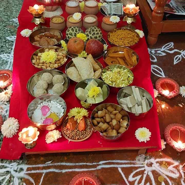 বাঙালির লক্ষ্মীপুজোর উপচারে ফল মিষ্টি ছাড়াও থাকে মোয়া, নাড়ু ইত্যাদি। মহারাষ্ট্রে লক্ষ্মী পুজনের ভোগে খই (লাহয়া), বাতাসা এবং গোটা ধনে ও গুড় নৈবেদ্য হিসেবে দেওয়া হয়। ধনেকে এখানে সমৃদ্ধির প্রতীক ধরা হয়।