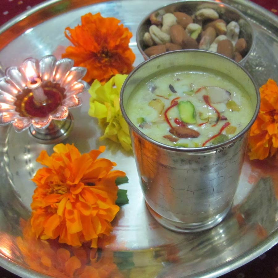 মহারাষ্ট্রে কিন্তু কোজাগরী লক্ষ্মীপুজোও পালিত হয়। সেখানে আশ্বিন পূর্ণিমা বা শারদ পূর্ণিমার রাতে যে আচার পালিত হয়, তা মরাঠীদের কাছে ‘কোজাগিরী পূর্ণিমা’। ওই দিন দেবীকে ‘মশলা-দুধ’ নিবেদন করার রীতি রয়েছে। দুধের সঙ্গে চিনি, কেশর, এলাচ, জায়ফল, প্রচুর পরিমাণে বাদাম, ড্রাই ফ্রুটস মিশিয়ে ঘন করে মশলা-দুধ তৈরি করা হয়। রাতভর এই দুধ খোলা আকাশের নীচে চাঁদের আলোয় রেখে দেওয়া হয়। তার পর তা পান করা হয়।