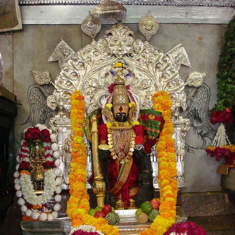 মহারাষ্ট্রের লক্ষ্মীপুজোর আরও এক ইতিহাস আছে। তা জুড়ে রয়েছে কোলহাপুরের মহালক্ষ্মী মন্দিরের সঙ্গে। কোলহাপুরে স্থানীয় বাসিন্দাদের বিশ্বাস, তাঁদের শহরেই অধিষ্ঠান করেন স্বয়ং বিষ্ণু এবং লক্ষ্মী। কোলহাপুরে দেবী লক্ষ্মী অম্বানী বা অম্বাবাঈ নামে জনপ্রিয়। পঞ্চগঙ্গা নদীর তীরে অম্বাদেবীর মন্দির। দীপাবলির অমাবস্যা এবং শারদীয় নবরাত্রিতে জাঁকজমকের সঙ্গে লক্ষ্মীপুজো হয় এখানে।