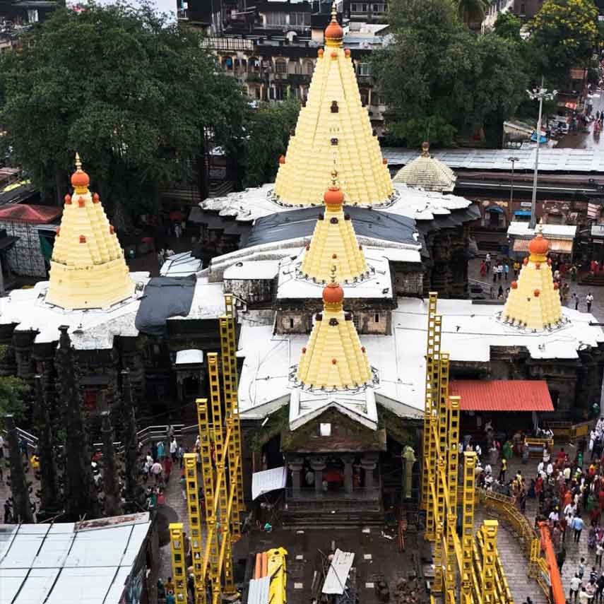 লোকবিশ্বাস, প্রায় পাঁচ হাজার বছর আগে মহাভারতের যুগে নাকি এই মন্দির তৈরি হয়েছিল, যা নির্মাণ করিয়েছিলেন পাণ্ডবেরা। তবে ঐতিহাসিকদের অনুমান, সপ্তম শতাব্দীতে চালুক্য সম্রাটদের আমলে এই মন্দির নির্মিত হয়েছিল। মন্দিরটি একান্ন সতীপীঠের অন্যতম পীঠ বলে মনে করেন অনেকে। আবার কথিত আছে, দেবী লক্ষ্মী এখানে কোলহাসুর নামে অসুরকে বধ করেছিলেন। নবরাত্রির সময়ে এখান লক্ষ্মীপুজো ধুমধাম করে হয়। দেবী ওই দিন পালকিতে চড়েন। স্থানীয়েরা বলেন, দেবী এখানে মহালক্ষ্মী বা রুদ্রা হিসেবে পূজিতা হন।