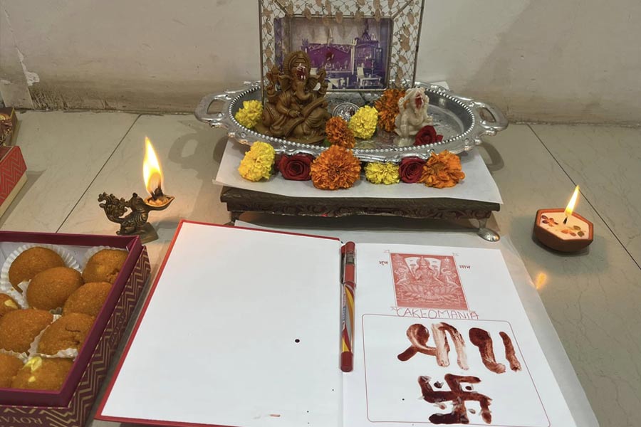 গুজরাতে দীপাবলি ও ধনতেরাস উপলক্ষে লক্ষ্মীপুজো হয়। কেউ বলেন ‘লক্ষ্মী-গণেশ পূজন’, কারও কাছে তা আবার হিসেবের খাতা খোলার দিন। কার্তিক মাসের কৃষ্ণপক্ষের ত্রয়োদশীতিথি (ধনতেরাস) থেকে শুরু করে অমাবস্যা অবধি পালিত হয় উৎসব। স্থানীয়েরা মনে করেন, সে দিন থেকেই নতুন অর্থবর্ষের সূচনা হল। তাঁদের কাছে লক্ষ্মীপুজো হল ‘চোপড়া পূজন’। খেরোর খাতাকে গুজরাতিরা বলেন ‘চোপড়া’।