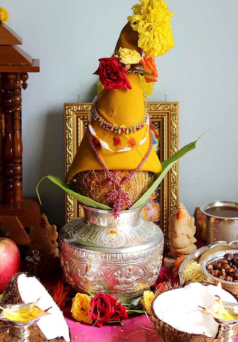 দক্ষিণ ভারতে লক্ষ্মীপুজোর রীতি একেবারেই আলাদা। দক্ষিণীদের কাছে লক্ষ্মীপুজো হল ‘বরলক্ষ্মী ব্রতম’। তামিলনাড়ু, কর্নাটক, অন্ধ্রপ্রদেশ ও তেলঙ্গানায় বরলক্ষ্মীর পুজো করা হয়। শ্রাবণ মাসের (আষাঢ় বা শ্রাবণ পূর্ণিমার আগের) শেষ শুক্রবার এই ব্রত পালন করা হয়। দক্ষিণ ভারতের এই পুজোর এক বিশেষ বৈশিষ্ট্য আছে। মাটির প্রতিমার বদলে তামার বা রুপোর কলস স্থাপন করা হয় মাটিতে। সেই কলসটিকেই দেবীর রূপ দেওয়া হয়।