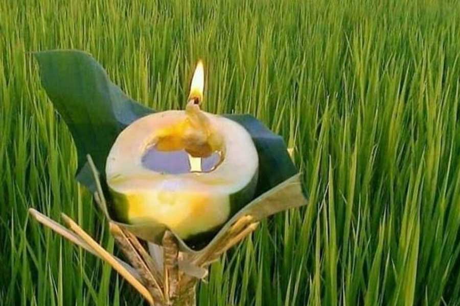 কাতি বিহুর সময়ে কৃষকদের ধানগোলায় আগের বছরের জমানো চাল বা শস্য প্রায় ফুরিয়ে আসে। তাই এই সময়টিকে 'কঙালী' বা অভাবের সময় বলা হয়। এই অবস্থাতেই লক্ষ্মীর কাছে শস্যভান্ডার পূর্ণ করার প্রার্থনা জানিয়ে প্রদীপ জ্বালানো হয়। অসমিয়া লোকবিশ্বাস অনুযায়ী, প্রদীপের আলো বা আগুন অশুভ শক্তিকে দূর করার এবং লক্ষ্মীকে ঘরে আমন্ত্রণ জানানোর প্রধান মাধ্যম। এই দিন ধানের খেতে প্রদীপ জ্বালালে লক্ষ্মীদেবী তুষ্ট হন এবং ফসলের ক্ষয়ক্ষতি রোধ হয়।