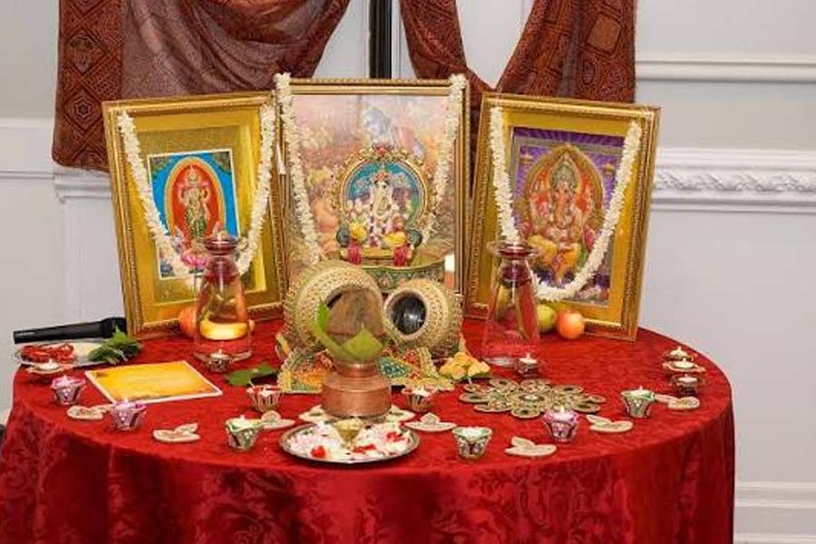 রাজস্থানেও লক্ষ্মীপুজো চোপড়া পূজন হিসেবে পালিত হয়। সেখানকার ব্যবসায়ীদের কাছে তা হিসেবের নতুন খাতা খোলার দিন। রাজস্থানে লক্ষ্মীপুজোর মূল আকর্ষণ হল তাদের বিশেষ আলপনা ‘মান্ডনা’। রাজস্থান ও মধ্যপ্রদেশের এক ঐতিহ্যবাহী লোকশিল্প। ঘর বা উঠোনের মেঝে বা দেওয়ালে প্রথমে গেরিমাটি (গেরু) ও গোবরের প্রলেপ দেওয়া হয়। তার উপর সাদা খড়িমাটি বা চালের গুঁড়োর মিশ্রণ দিয়ে জ্যামিতিক নকশা, লক্ষ্মীর পদচ্ছাপ, স্বস্তিক চিহ্ন ও নানা রকম সূক্ষ্ম নকশা ফুটিয়ে তোলা হয়।