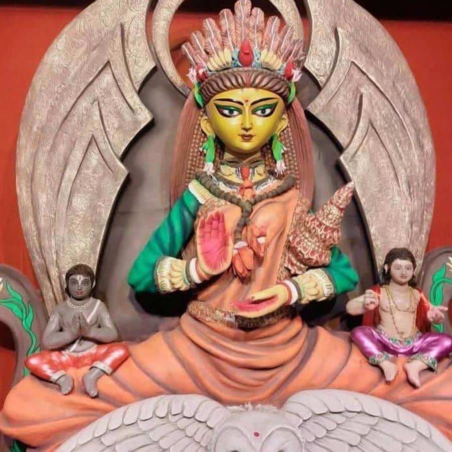 পশ্চিমবঙ্গের নানা প্রান্তেও লক্ষ্মীপুজোর আচারে সূক্ষ্ম পার্থক্য আছে। পশ্চিমবঙ্গে এমন একটি জায়গা আছে যেখানকার লক্ষ্মীপুজো থিম ও সাজসজ্জার নিরিখে অনায়াসে টেক্কা দিতে পারে দুর্গাপুজো, কালীপুজো অথবা জগদ্ধাত্রীপুজোকে। হাওড়া জেলার আমতা বিধানসভা এলাকার খালনা গ্রামকে বলা হয় ‘লক্ষ্মীর গ্রাম’।