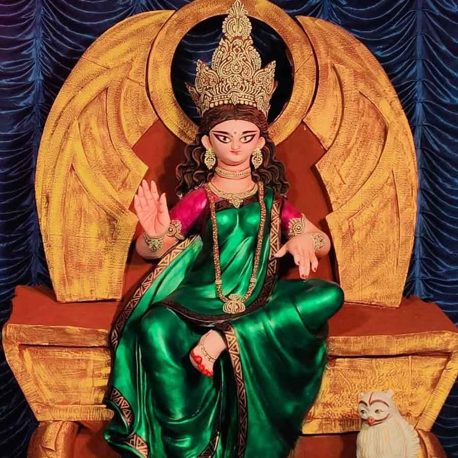 গ্রামের বাড়ি-সহ সর্বজনীন পুজো— সব মিলিয়ে প্রায় শতাধিক পুজো হয় খালনায়। তিন দিন ধরে চলা এই পুজোয় বাইরে থেকেও এসে ভিড় জমান দর্শনার্থীরা। সাবেক পুজোর পাশাপাশি এখানে থিমের পুজোও বেশ জনপ্রিয় ও নজরকাড়া।