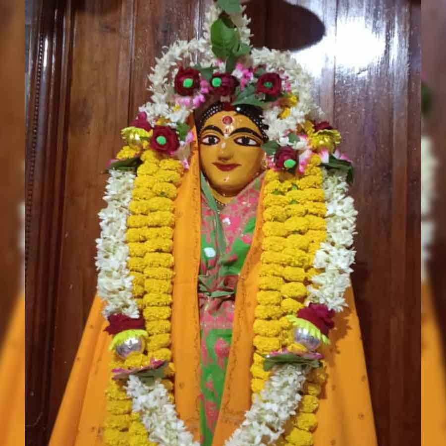 হাওড়ার খালনার মতো বীরভূমের ময়ূরেশ্বরে ঘোষগ্রামেরও আছে বিচিত্র ইতিহাস। সেখানে ঘরে ঘরে লক্ষ্মীপুজো হয় না। প্রাচীন এক মন্দিরে প্রায় ৫০-৫২টি গ্রামের মানুষ একত্র হয়ে লক্ষ্মীপুজো করেন। জনশ্রুতি, রাজা হর্ষবর্ধনের আমল থেকেই এই পুজোর প্রচলন। স্বপ্নাদেশ পেয়ে এই পুজো শুরু হয়। সেই ঐতিহ্য আজও বয়ে চলেছেন গ্রামের মানুষজন।