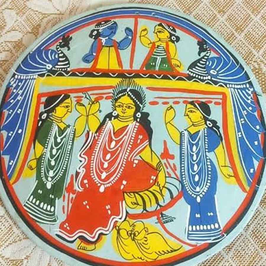 বাঁকুড়া ও বীরভূমের বেশ কিছু গ্রামে আবার মাটি বা পিতলের প্রতিমার বদলে পটচিত্রে দেবীলক্ষ্মীর আরাধনা করা হয়। পটুয়ারা প্রথাগত ভাবে মাটির সরা বা কাপড়ে লক্ষ্মী, সরস্বতী, কার্তিক, গণেশ ও পেঁচার ছবি এঁকে পট তৈরি করেন। সেই পটকেই লক্ষ্মীরূপে পুজো করা হয়।