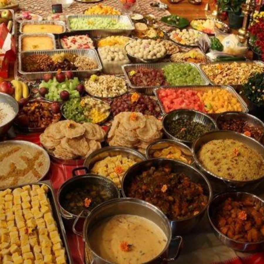 সাজসরঞ্জাম থেকে শুরু করে ভোগের প্রস্তুতি, কোনও কিছুতেই খামতি রাখতে চান না বাড়ির গৃহস্থরা। 