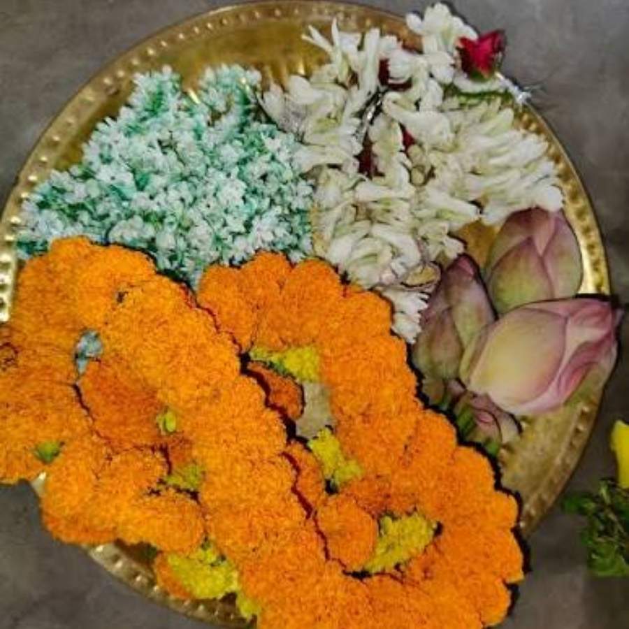পুজোর থালায় এই দুই ফুলের উপস্থিতি থাকলে দেবীর কৃপাদৃষ্টি বজায় থাকে বলেই মানা হয়। জীবনে আসে সুখ, শান্তি। 