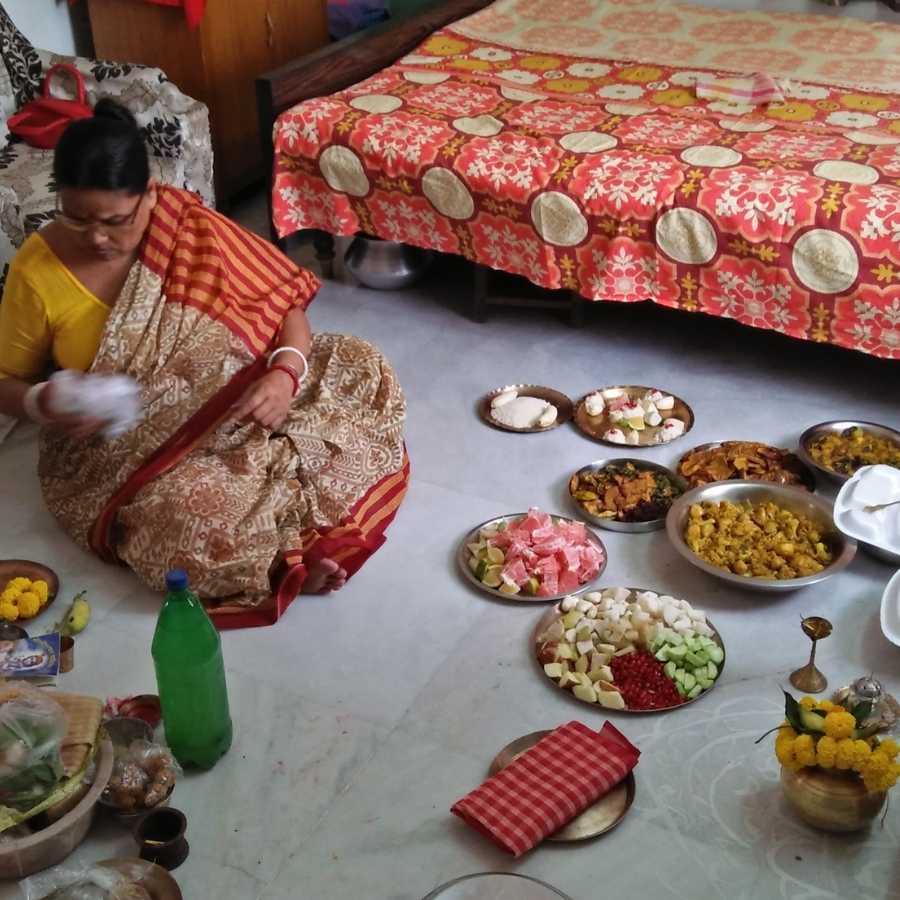 পুজোর দিন সকালে সব কাজ ফেলে বাজারে ছুটতে হলেই মুশকিল! তাই আগের রাতেই ফর্দ মিলিয়ে গুছিয়ে রাখুন পুজোর সামগ্রী। ঠাকুরের আসন থেকে শুরু করে প্রদীপ, তুলো, ঘি, তেল, ফুল-ফল, পুজোর দিনে সবই যেন থাকে হাতের নাগালে।