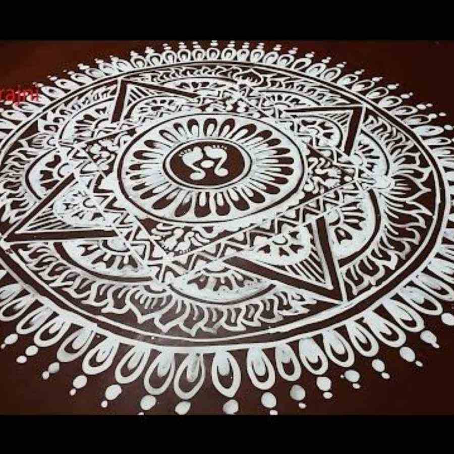 আলপনা ছাড়া লক্ষ্মীপুজো অসম্পূর্ণ। পুজোর দিন তাড়াহুড়োয় নকশা বাছার পরিবর্তে আগেভাগেই ভেবে রাখুন সবটা। কী ভাবে আঁকবেন, ঘরের কোন কোন স্থানে আলপনা দেবেন, সবটাই যেন থাকে পরিকল্পনামাফিক। 