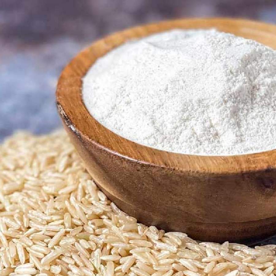 চালের গুঁড়ি-সহ আলপনা আঁকারর প্রয়োজনীয় উপকরণও গুছিয়ে রাখুন। এতে সময় অনেকটাই বাঁচবে। 