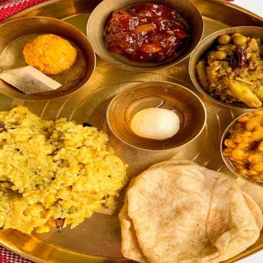ভোগের প্রস্তুতিও কিছুটা এগিয়ে রাখতে পারেন। ভোগের মেনু ঠিক করে রাখা থেকে শুকনো কিছু মিষ্টান্ন বানিয়ে রাখা, সবটাই সেরে ফেলুন একদিন আগেই।