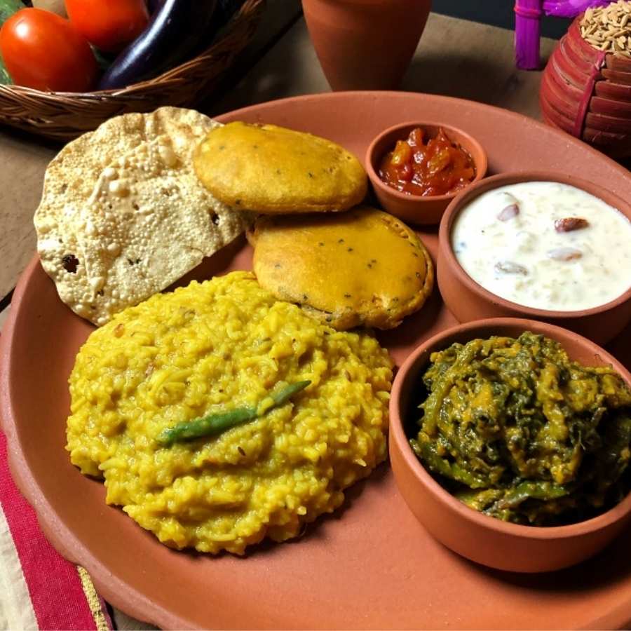 পরের দিন লাবড়া, ভাজাভুজি বা অন্যান্য কিছু পদ রান্নার পরিকল্পনা থাকলে সব্জি ধুয়ে এবং কেটে রেখে দিতে পারেন ফ্রিজ়ে।