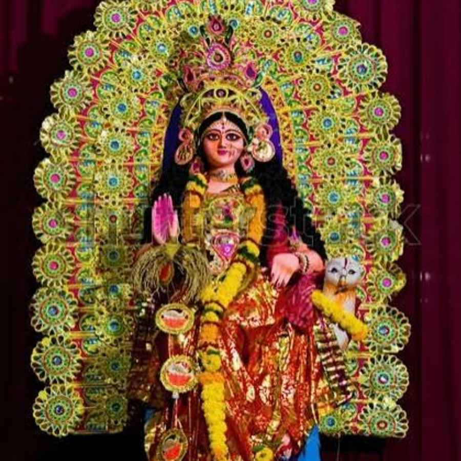 লক্ষ্মীপুজোয় প্রবেশদ্বার সাজানোর পরিকল্পনা রয়েছে? ফুল, পাতা এবং অন্যান্য সাজ-সরঞ্জামের ব্যবস্থা করুন আগেভাগেই। আলপনা বা মাটির প্রদীপ দিয়ে আগেই সাজিয়ে রাখতে পারেন ঠাকুরের স্থান। 