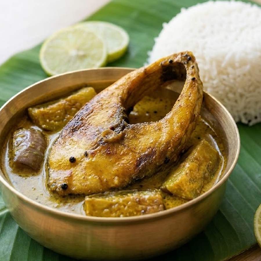তেল-মশলা ছাড়াই তৈরি হয় ভোগের ইলিশ।