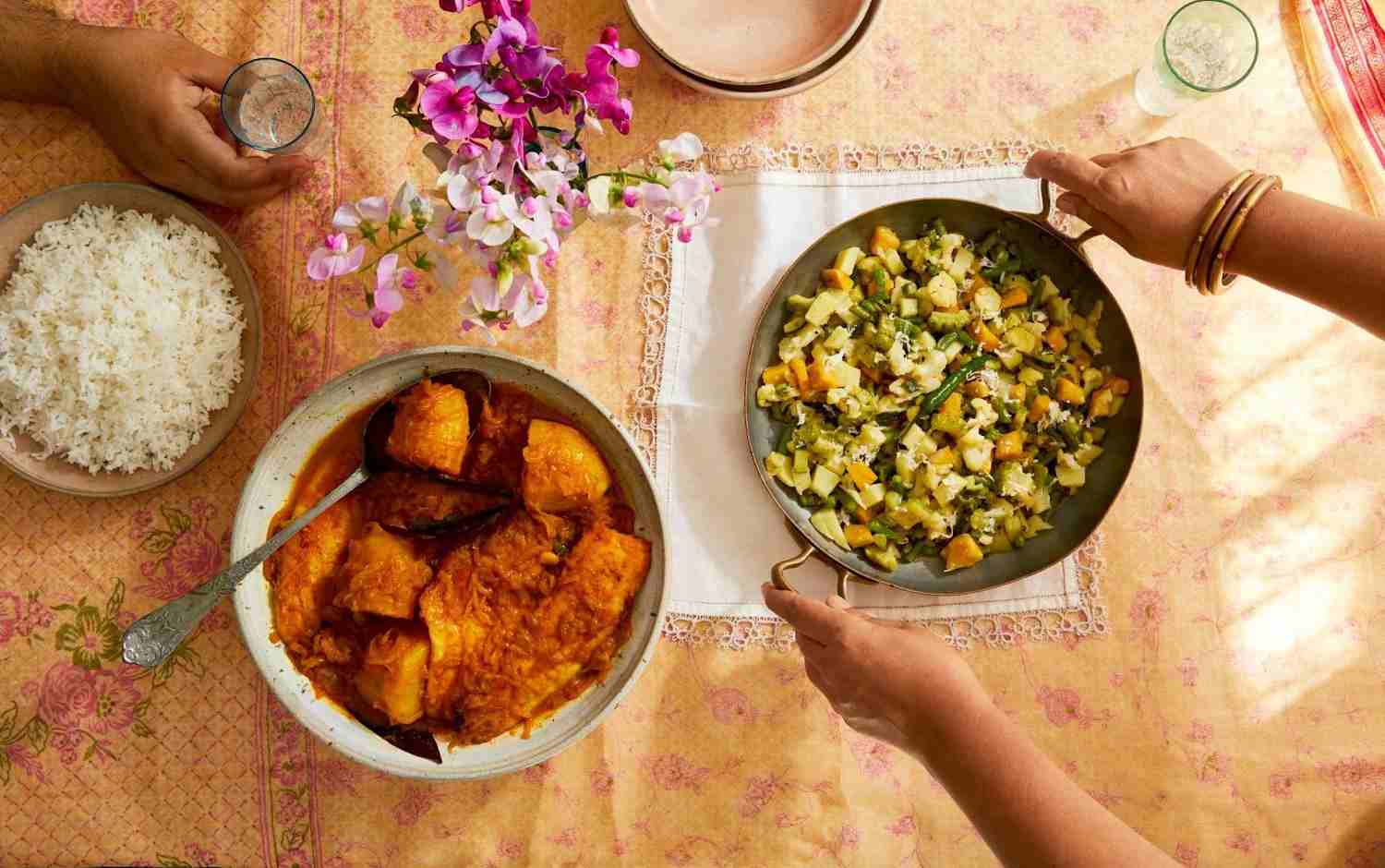 বাড়ির খাবার খান। বাইরের খাবার এ কয় দিন একেবারে বাদ দিন। 