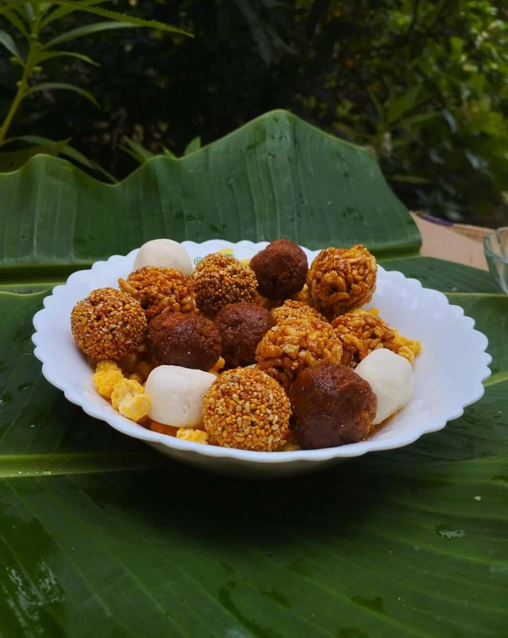 নাড়ু, মোয়া, মুড়কি— লক্ষ্মীপুজোর মূল রচনা বস্তু হল নাড়ু, মোয়া, মুড়কি। বাড়ির মহিলারা দিনভর উপোস করে দেবীর জন্য রচনা সামগ্রী রাঁধেন। চিনি দিয়ে পাকানো নারকেল নাড়ু, গুড়ের নারকেল নাড়ু, তিলের নাড়ু, খইয়ের মোয়া, মুড়কি, তিলের তক্তিতে সেজে ওঠে দেবীর নৈবদ্যের থালা।