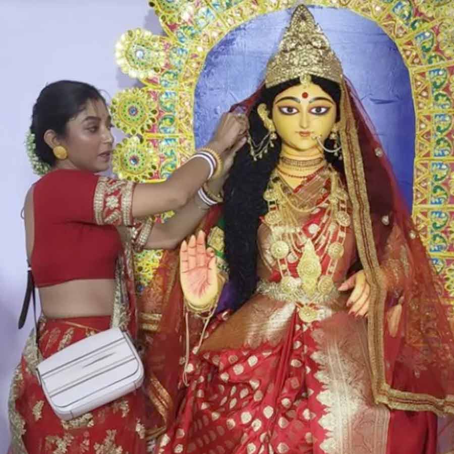 মা লক্ষ্মীর মূর্তি সাজাচ্ছেন দেবলীনা কুমার।