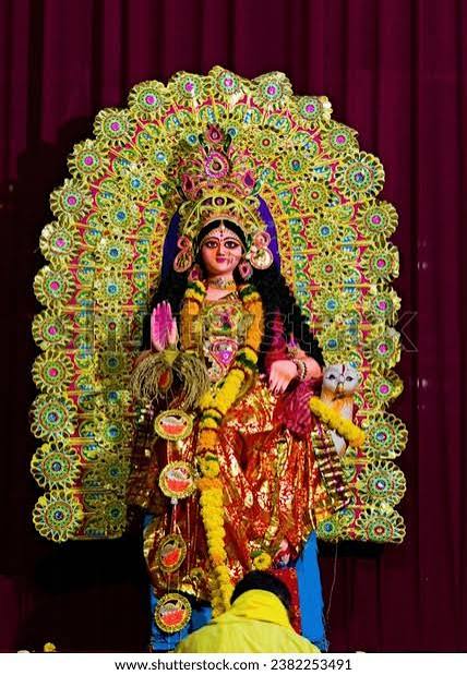 লক্ষ্মীপুজোর আয়োজনে বিলাস, বাহার নেই। তালের ফোঁপরা, পিটুলির আলপনার মতো ঘরোয়া উপাচারে দেবীর পুজোর আয়োজন করেন মেয়ে-বউরা। আখ, ধান, পদ্ম, পানিফল, টুনি ফুলের মতো পল্লীবাংলার মাঠ, ঘাট, ক্ষেতের মরসুমি ফসলে দেবী তুষ্ট হন। কোজাগরী নিশিতে ভক্তদের কৃপা। এই প্রতিবেদনটি ‘আনন্দ উৎসব’ ফিচারের একটি অংশ।