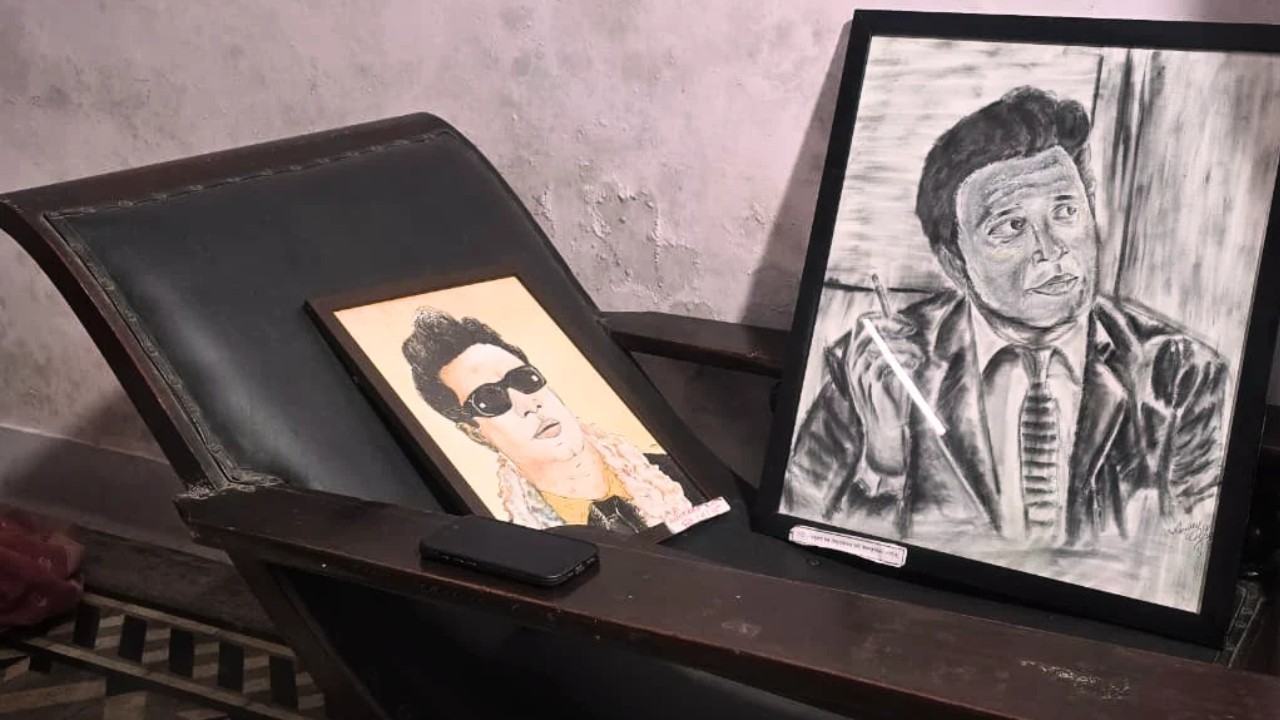 উত্তম কুমারের আরাম কেদারায় রাখা তাঁর ছবি।