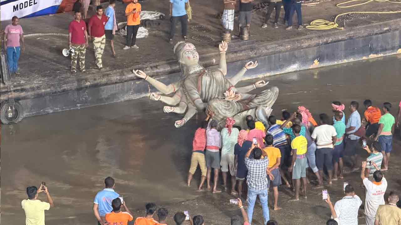 শনিবার বিকেলে নিমতলা ঘাটে নিরঞ্জন হয় চোরবাগানের দেবীপ্রতিমা।