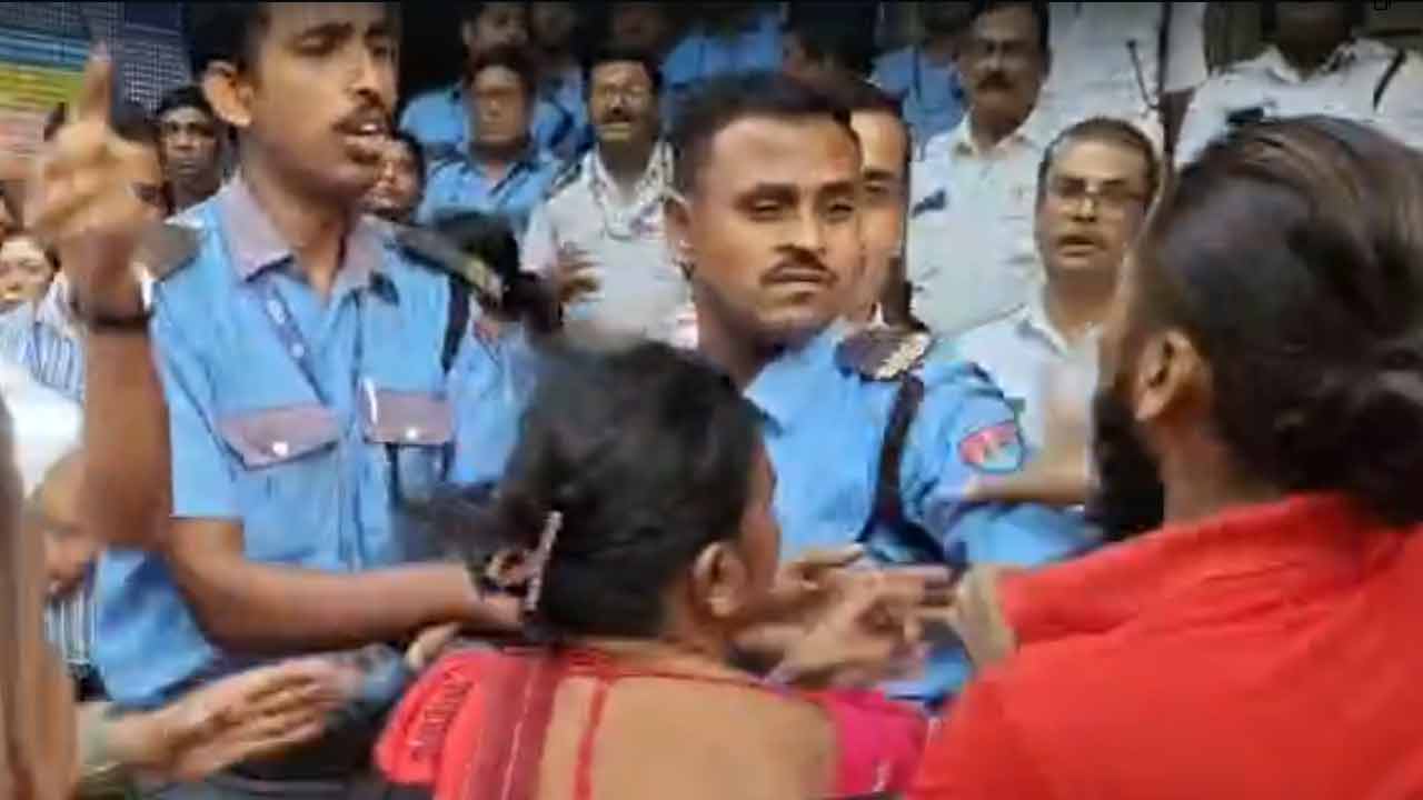 রবিবার দুপুরে হাসপাতাল চত্বরে উত্তেজনা।