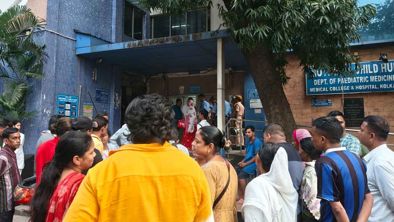 কলকাতা মেডিক্যালে মাদার অ্যান্ড চাইল্ড হাবের সামনে রোগীর পরিজনেরা।