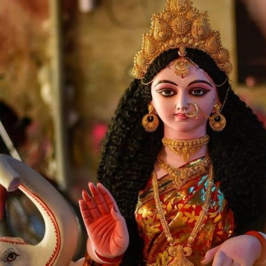 রবিবার, কোজাগরী পূর্ণিমা। বাঙালি হিন্দু পরিবারে সকাল থেকেই শুরু হয়েছে পুজোর তোরজোড়। জাঁকজমক থেকে আরাধনা, কোনও কিছুতেই কমতি নেই। কিন্তু দেবীমূর্তি সঠিক স্থানে রেখেছেন তো? 