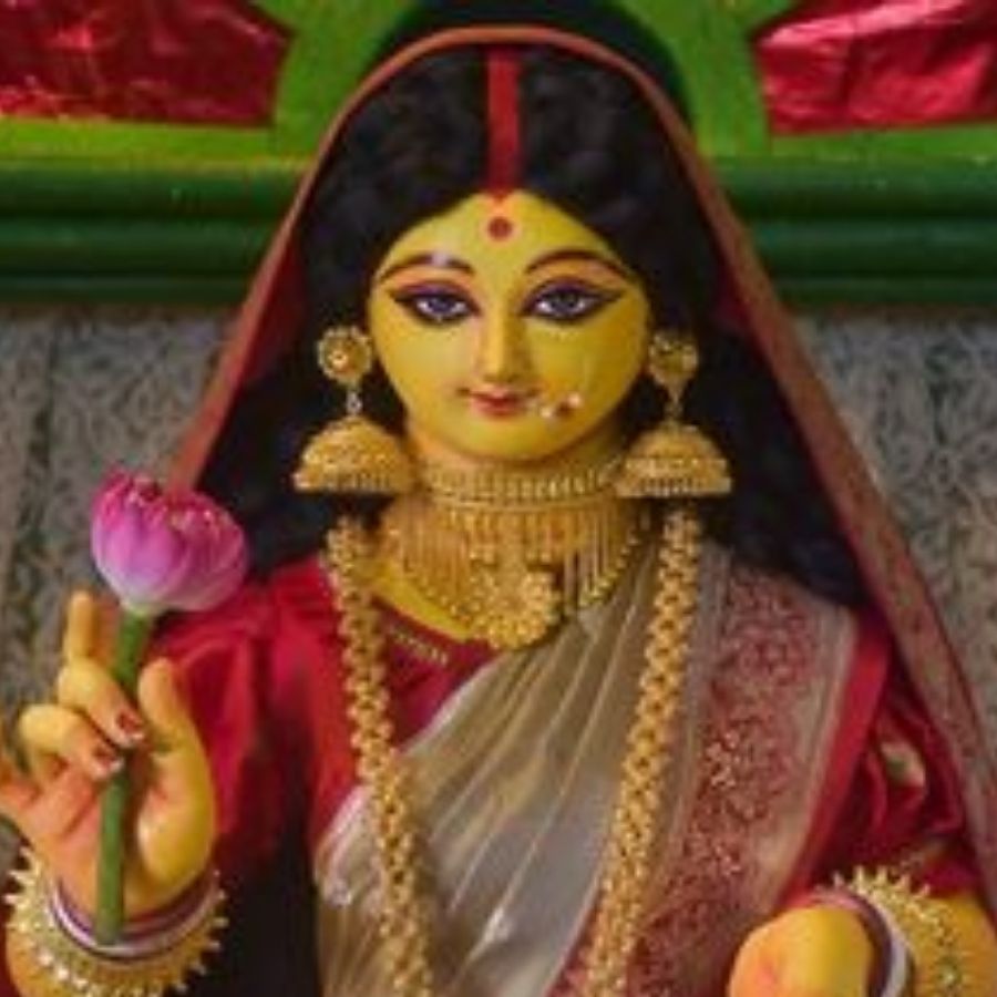 উত্তর-পশ্চিম দিক করে টাঙাতে পারেন দেবীর ছবি। 