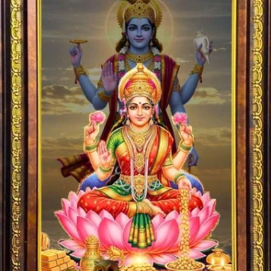 বাড়িতে নির্দিষ্ট কোনও ঠাকুরঘর না থাকলেও সমস্যা নেই। উত্তর-পশ্চিম কোণ করে ছবি টাঙাতে বসার ঘরের দেওয়ালে অথবা মূর্তি রাখতে পারেন পরিষ্কার কোনও স্থানে। 