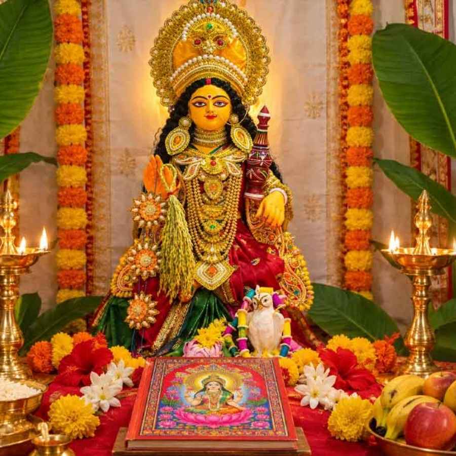 লক্ষ্মীপুজো করার সময়ে এমন ভাবে বসবেন, যাতে আপনার মুখ থাকে উত্তর-পশ্চিম দিকে। 