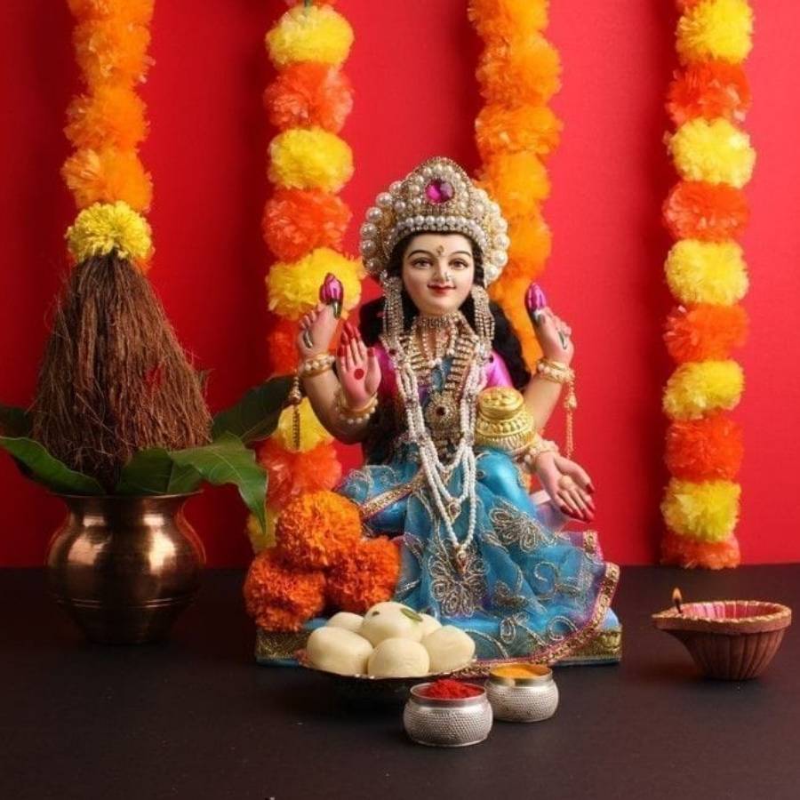 ছবি কেনার সময়ও লক্ষ্য করবেন, ছবিতে দেবী যেন দাঁড়িয়ে না থাকেন। পুরাণ মতে, এর অর্থ হল, লক্ষ্মী তাড়াতাড়ি বাড়ি ছেড়ে বেরিয়ে যাবেন। দীর্ঘ সময়ে ধরে তাঁর আশীর্বাদ থাকবে না গৃহে। 